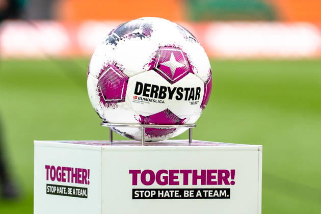 Deutschland: Bundesliga 2025 2026 27. Spieltag, 1. FC Köln vs. Borussia Mönchengladbach, Samstag, 21.03.2026 Rhein-Energie-Stadion, Nordrhein-Westfalen Stop Hate. Be a Team Spielball Derbystar Copyright: xCelinaxLeiersx