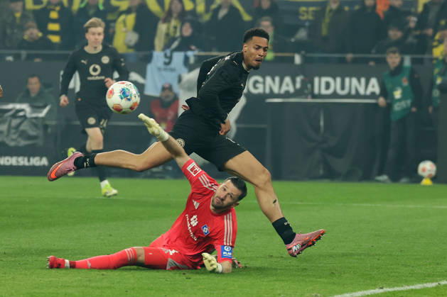 Dortmund, Germany, 21.03.26, Felix Nmecha (Borussia Dortmund) und Daniel Heuer Fernandes (Hamburger SV) im Zweikampf während des Spiels der 1. Bundesliga zwischen Borussia Dortmund - Hamburger SV im Signal Iduna Park in Dortmund. (Photo by Joachim Bywaletz) DFB DFL REGULATIONS PROHIBIT ANY USE OF PHOTOGRAPHS AS IMAGE SEQUENCES AND OR QUASI-VIDEO. Copyright: JoachimxBywaletz xJB-Sportfoto
