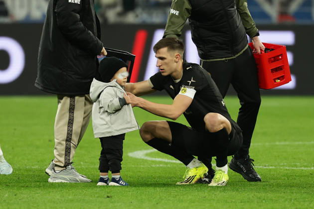 Dortmund, Germany, 21.03.26, Nico Schlotterbeck (Borussia Dortmund) und ein Kind während des Spiels der 1. Bundesliga zwischen Borussia Dortmund - Hamburger SV im Signal Iduna Park in Dortmund. (Photo by Joachim Bywaletz) DFB DFL REGULATIONS PROHIBIT ANY USE OF PHOTOGRAPHS AS IMAGE SEQUENCES AND OR QUASI-VIDEO. Copyright: JoachimxBywaletz xJB-Sportfoto