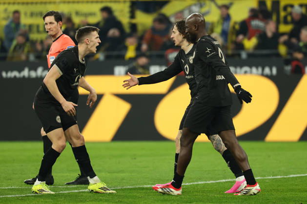 Dortmund, Germany, 21.03.26, Nico Schlotterbeck (Borussia Dortmund), Fabio Silva (Borussia Dortmund) und der Torschuetze zum 2:2 Serhou Guirassy (Borussia Dortmund) während des Spiels der 1. Bundesliga zwischen Borussia Dortmund - Hamburger SV im Signal Iduna Park in Dortmund. (Photo by Joachim Bywaletz) DFB DFL REGULATIONS PROHIBIT ANY USE OF PHOTOGRAPHS AS IMAGE SEQUENCES AND OR QUASI-VIDEO. Copyright: JoachimxBywaletz xJB-Sportfoto