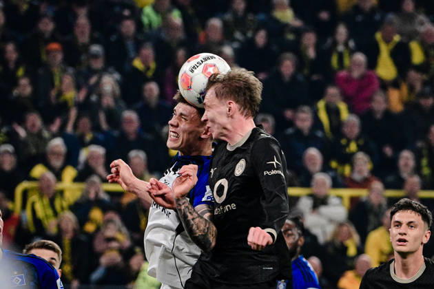 Maximilian Beier 14 (Borussia Dortmund) im Zweikampf mit Luka Vuskovic 44 (Hamburger SV), Borussia Dortmund vs. Hamburger SV, Fussball, 1. Bundesliga, 27. Spieltag, 21.03.2026 DFB regulations prohibit any use of photographs as image sequences and or quasi-video Dortmund Nordrhein-Westfalen Deutschland