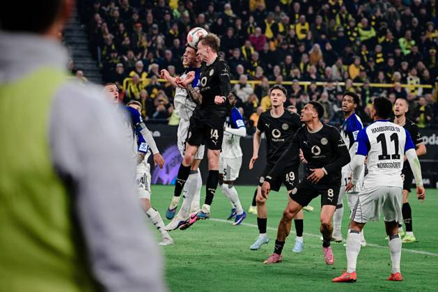 Maximilian Beier 14 (Borussia Dortmund) im Zweikampf mit Luka Vuskovic 44 (Hamburger SV), Borussia Dortmund vs. Hamburger SV, Fussball, 1. Bundesliga, 27. Spieltag, 21.03.2026 DFB regulations prohibit any use of photographs as image sequences and or quasi-video Dortmund Nordrhein-Westfalen Deutschland