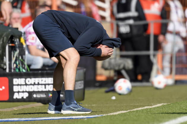 Trainer Uwe Roesler (VfL Bochum) enttaeuscht waehrend des spiels der 2. Bundesliga zwischen VfL Bochum und Holstein Kiel, Vonovia Ruhrstadion am 22. March 2026 in Bochum, Deutschland. (Foto von Max Maiwald DeFodi Images) +++ Trainer Uwe Roesler (VfL Bochum) looks dejected during the 2. Bundesliga match between VfL Bochum and Holstein Kiel at Vonovia Ruhrstadion on March 22, 2026 in Bochum, Germany. (Photo by Max Maiwald DeFodi Images) (Photo by Max Maiwald DeFodi Images) -