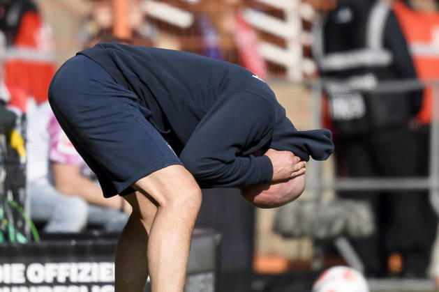Trainer Uwe Roesler (VfL Bochum) enttaeuscht waehrend des spiels der 2. Bundesliga zwischen VfL Bochum und Holstein Kiel, Vonovia Ruhrstadion am 22. March 2026 in Bochum, Deutschland. (Foto von Max Maiwald DeFodi Images) +++ Trainer Uwe Roesler (VfL Bochum) looks dejected during the 2. Bundesliga match between VfL Bochum and Holstein Kiel at Vonovia Ruhrstadion on March 22, 2026 in Bochum, Germany. (Photo by Max Maiwald DeFodi Images) (Photo by Max Maiwald DeFodi Images) -