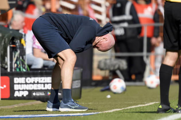 Trainer Uwe Roesler (VfL Bochum) enttaeuscht waehrend des spiels der 2. Bundesliga zwischen VfL Bochum und Holstein Kiel, Vonovia Ruhrstadion am 22. March 2026 in Bochum, Deutschland. (Foto von Max Maiwald DeFodi Images) +++ Trainer Uwe Roesler (VfL Bochum) looks dejected during the 2. Bundesliga match between VfL Bochum and Holstein Kiel at Vonovia Ruhrstadion on March 22, 2026 in Bochum, Germany. (Photo by Max Maiwald DeFodi Images) (Photo by Max Maiwald DeFodi Images) -