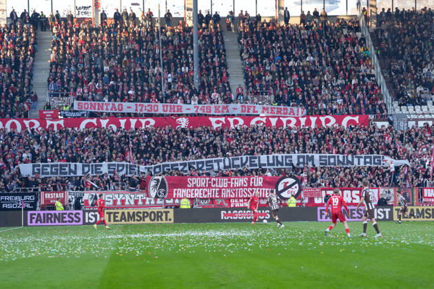 Spruchband der Fans und Ultras auf der Tribüne, Banner, Gegen die DFL, Anstosszeiten , Deutschland, Fussball, 1. Bundesliga, 27.Spieltag, 2025 2026, FC St. Pauli vs. SC Freiburg, 22.03.2026, Millerntor-Stadion, Hamburg, Deutschland DFL REGULATIONS PROHIBIT ANY USE OF PHOTOGRAPHS AS IMAGE SEQUENCES AND OR QUASI-VIDEO. Hamburg Millerntor-Stadion Hamburg Deutschland Copyright: xArnexAmbergx