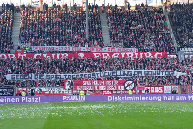 Spruchband der Fans und Ultras auf der Tribüne, Banner, Gegen die DFL, Anstosszeiten , Deutschland, Fussball, 1. Bundesliga, 27.Spieltag, 2025 2026, FC St. Pauli vs. SC Freiburg, 22.03.2026, Millerntor-Stadion, Hamburg, Deutschland DFL REGULATIONS PROHIBIT ANY USE OF PHOTOGRAPHS AS IMAGE SEQUENCES AND OR QUASI-VIDEO. Hamburg Millerntor-Stadion Hamburg Deutschland Copyright: xArnexAmbergx