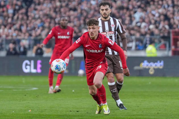 Philipp Treu (SC Freiburg, 29) am Ball , Deutschland, Fussball, 1. Bundesliga, 27.Spieltag, 2025 2026, FC St. Pauli vs. SC Freiburg, 22.03.2026, Millerntor-Stadion, Hamburg, Deutschland DFL REGULATIONS PROHIBIT ANY USE OF PHOTOGRAPHS AS IMAGE SEQUENCES AND OR QUASI-VIDEO. Hamburg Millerntor-Stadion Hamburg Deutschland Copyright: xArnexAmbergx
