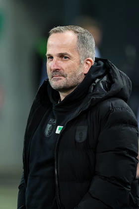 Manuel Baum (FC Augsburg, Cheftrainer) GER, FC Augsburg vs VfB Stuttgart, 1.Bundesliga Fussball, 27. Spieltag, Saison 2025 2026, 22.03.2026 DFB DFL REGULATIONS PROHIBIT ANY USE OF PHOTOGRAPHS AS IMAGE SEQUENCES AND OR QUASI-VIDEO GER, FC Augsburg vs VfB Stuttgart, 1.Bundesliga Fussball, 27. Spieltag, Saison 2025 2026, 22.03.2026 Augsburg Copyright: xEibner-Pressefoto RogerxBuerkex EP_RBE