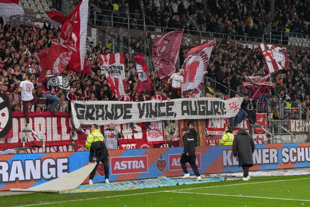 Spruchband der Fans und Ultras auf der Tribüne, Banner für Vincenzo Grifo (SC Freiburg, 32) , Deutschland, Fussball, 1. Bundesliga, 27.Spieltag, 2025 2026, FC St. Pauli vs. SC Freiburg, 22.03.2026, Millerntor-Stadion, Hamburg, Deutschland DFL REGULATIONS PROHIBIT ANY USE OF PHOTOGRAPHS AS IMAGE SEQUENCES AND OR QUASI-VIDEO. Hamburg Millerntor-Stadion Hamburg Deutschland Copyright: xArnexAmbergx