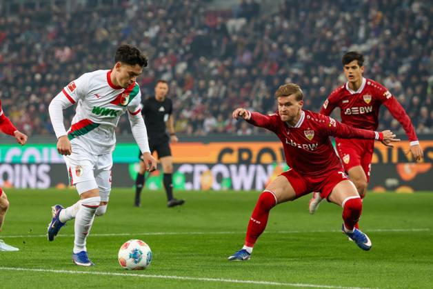 im Zweikampf, Aktion, mit Fabian Rieder 32 (FC Augsburg), Maximilian Mittelstaedt 7 (VfB Stuttgart), FC Augsburg vs. VfB Stuttgart, Fussball, 1. Bundesliga, 27. Spieltag, 22.03.2026 DFB regulations prohibit any use of photographs as image sequences and or quasi-video Augsburg Bayern Deutschland