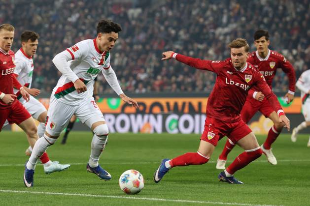 im Zweikampf, Aktion, mit Fabian Rieder 32 (FC Augsburg), Maximilian Mittelstaedt 7 (VfB Stuttgart), FC Augsburg vs. VfB Stuttgart, Fussball, 1. Bundesliga, 27. Spieltag, 22.03.2026 DFB regulations prohibit any use of photographs as image sequences and or quasi-video Augsburg Bayern Deutschland