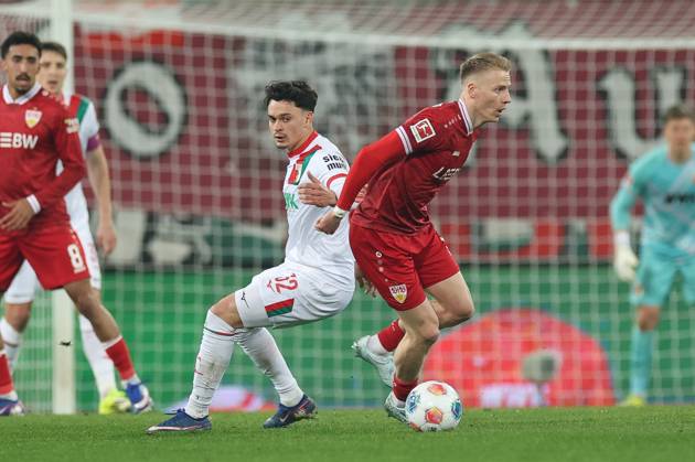 im Zweikampf, Aktion, mit Fabian Rieder 32 (FC Augsburg), Chris Fuehrlich 10 (VfB Stuttgart), FC Augsburg vs. VfB Stuttgart, Fussball, 1. Bundesliga, 27. Spieltag, 22.03.2026 DFB regulations prohibit any use of photographs as image sequences and or quasi-video Augsburg Bayern Deutschland