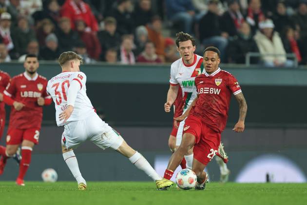 im Zweikampf, Aktion, mit Anton Kade 30 (FC Augsburg), Nikolas Nartey 28 (VfB Stuttgart), FC Augsburg vs. VfB Stuttgart, Fussball, 1. Bundesliga, 27. Spieltag, 22.03.2026 DFB regulations prohibit any use of photographs as image sequences and or quasi-video Augsburg Bayern Deutschland