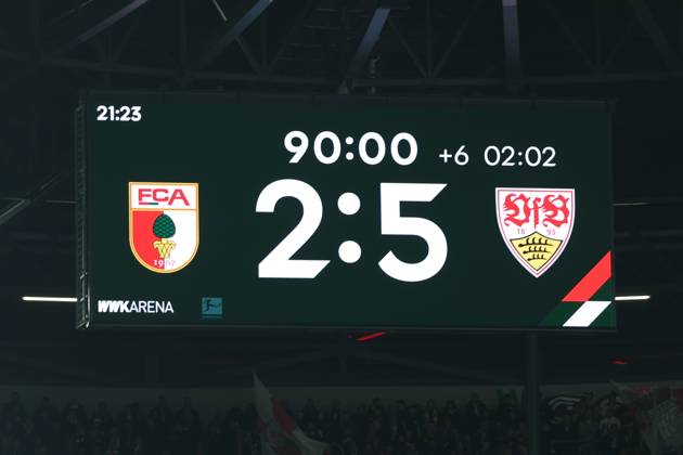Endstand auf der Anzeigetafel, 2:5, FC Augsburg vs. VfB Stuttgart, Fussball, 1. Bundesliga, 27. Spieltag, 22.03.2026 DFB regulations prohibit any use of photographs as image sequences and or quasi-video Augsburg Bayern Deutschland
