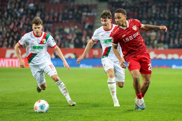im Zweikampf, Aktion, mit Robin Fellhauer 19 (FC Augsburg), Cedric Zesiger 16 FC Augsbburg), Nikolas Nartey 28 (VfB Stuttgart), FC Augsburg vs. VfB Stuttgart, Fussball, 1. Bundesliga, 27. Spieltag, 22.03.2026 DFB regulations prohibit any use of photographs as image sequences and or quasi-video Augsburg Bayern Deutschland