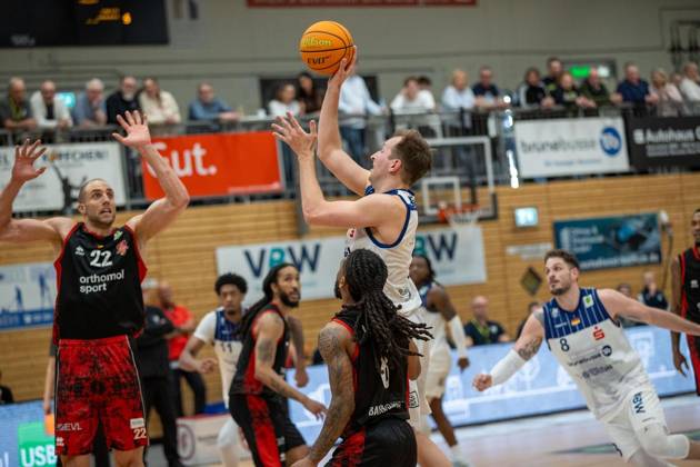 2. Basketball-Bundesliga ProA VfL Sparkassen Stars - Bayer Giants Leverkusen ** NUR FÜR REDAKTIONELLE ZWECKE ** EDITORIAL USE ONLY **<p>2. Basketball-Bundesliga ProA Jonas Grof VfL Sparkassen Stars - Kobe Langley Bayer Giants Leverkusen, am 06.03.2026,in Bochum Rundsporthalle Deutschland NRW Bochum Copyright: SebastianxSternemann