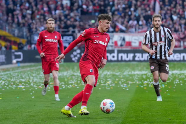 Philipp Treu (SC Freiburg, 29) am Ball , Deutschland, Fussball, 1. Bundesliga, 27.Spieltag, 2025 2026, FC St. Pauli vs. SC Freiburg, 22.03.2026, Millerntor-Stadion, Hamburg, Deutschland DFL REGULATIONS PROHIBIT ANY USE OF PHOTOGRAPHS AS IMAGE SEQUENCES AND OR QUASI-VIDEO. Hamburg Millerntor-Stadion Hamburg Deutschland Copyright: xArnexAmbergx