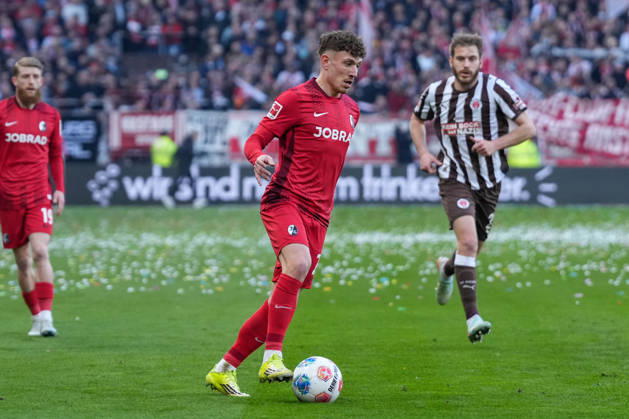 Philipp Treu (SC Freiburg, 29) am Ball , Deutschland, Fussball, 1. Bundesliga, 27.Spieltag, 2025 2026, FC St. Pauli vs. SC Freiburg, 22.03.2026, Millerntor-Stadion, Hamburg, Deutschland DFL REGULATIONS PROHIBIT ANY USE OF PHOTOGRAPHS AS IMAGE SEQUENCES AND OR QUASI-VIDEO. Hamburg Millerntor-Stadion Hamburg Deutschland Copyright: xArnexAmbergx