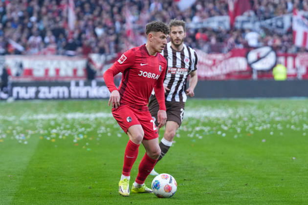 Philipp Treu (SC Freiburg, 29) am Ball , Deutschland, Fussball, 1. Bundesliga, 27.Spieltag, 2025 2026, FC St. Pauli vs. SC Freiburg, 22.03.2026, Millerntor-Stadion, Hamburg, Deutschland DFL REGULATIONS PROHIBIT ANY USE OF PHOTOGRAPHS AS IMAGE SEQUENCES AND OR QUASI-VIDEO. Hamburg Millerntor-Stadion Hamburg Deutschland Copyright: xArnexAmbergx