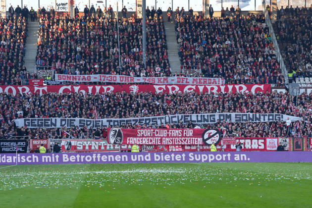 Spruchband der Fans und Ultras auf der Tribüne, Banner für Fangerechte Anstoßzeiten , Deutschland, Fussball, 1. Bundesliga, 27.Spieltag, 2025 2026, FC St. Pauli vs. SC Freiburg, 22.03.2026, Millerntor-Stadion, Hamburg, Deutschland DFL REGULATIONS PROHIBIT ANY USE OF PHOTOGRAPHS AS IMAGE SEQUENCES AND OR QUASI-VIDEO. Hamburg Millerntor-Stadion Hamburg Deutschland Copyright: xArnexAmbergx