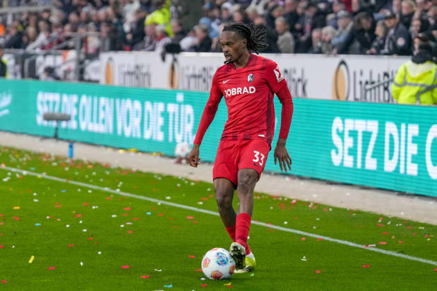 Jordy Makengo (SC Freiburg, 33) am Ball , Deutschland, Fussball, 1. Bundesliga, 27.Spieltag, 2025 2026, FC St. Pauli vs. SC Freiburg, 22.03.2026, Millerntor-Stadion, Hamburg, Deutschland DFL REGULATIONS PROHIBIT ANY USE OF PHOTOGRAPHS AS IMAGE SEQUENCES AND OR QUASI-VIDEO. Hamburg Millerntor-Stadion Hamburg Deutschland Copyright: xArnexAmbergx