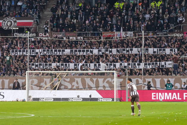 Spruchband der Fans und Ultras auf der Tribüne, Banner, Werder Bremen, VfL Wolfsburg , Deutschland, Fussball, 1. Bundesliga, 27.Spieltag, 2025 2026, FC St. Pauli vs. SC Freiburg, 22.03.2026, Millerntor-Stadion, Hamburg, Deutschland DFL REGULATIONS PROHIBIT ANY USE OF PHOTOGRAPHS AS IMAGE SEQUENCES AND OR QUASI-VIDEO. Hamburg Millerntor-Stadion Hamburg Deutschland Copyright: xArnexAmbergx