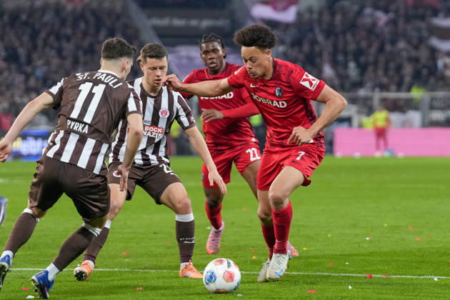 Derry Scherhant (SC Freiburg, 07) im Zweikampf mit Arkadiusz Pyrka (FC St. Pauli, 11) , Deutschland, Fussball, 1. Bundesliga, 27.Spieltag, 2025 2026, FC St. Pauli vs. SC Freiburg, 22.03.2026, Millerntor-Stadion, Hamburg, Deutschland DFL REGULATIONS PROHIBIT ANY USE OF PHOTOGRAPHS AS IMAGE SEQUENCES AND OR QUASI-VIDEO. Hamburg Millerntor-Stadion Hamburg Deutschland Copyright: xArnexAmbergx