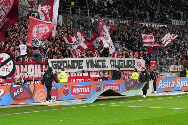 Spruchband der Fans und Ultras auf der Tribüne, Banner für Vincenzo Grifo (SC Freiburg, 32), Rekordtorschütze , Deutschland, Fussball, 1. Bundesliga, 27.Spieltag, 2025 2026, FC St. Pauli vs. SC Freiburg, 22.03.2026, Millerntor-Stadion, Hamburg, Deutschland DFL REGULATIONS PROHIBIT ANY USE OF PHOTOGRAPHS AS IMAGE SEQUENCES AND OR QUASI-VIDEO. Hamburg Millerntor-Stadion Hamburg Deutschland Copyright: xArnexAmbergx