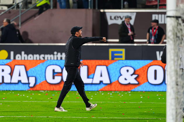 Julian Schuster (SC Freiburg, Trainer) jubelt mit den Fans GER, FC St. Pauli vs. SC Freiburg, Fussball, 1. Bundesliga, Spieltag 27, Saison 2025 2026, 22.03.2026 DFL REGULATIONS PROHIBIT ANY USE OF PHOTOGRAPHS AS IMAGE SEQUENCES AND OR QUASI-VIDEO GER, FC St. Pauli vs. SC Freiburg, Fussball, 1. Bundesliga, Spieltag 27, Saison 2025 2026, 22.03.2026 Hamburg Copyright: xEibner-Pressefoto MarcelxvonxFehrnx EP_MFN
