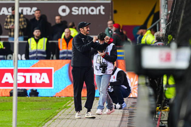 Julian Schuster (SC Freiburg, Trainer) jubelt mit den Fans GER, FC St. Pauli vs. SC Freiburg, Fussball, 1. Bundesliga, Spieltag 27, Saison 2025 2026, 22.03.2026 DFL REGULATIONS PROHIBIT ANY USE OF PHOTOGRAPHS AS IMAGE SEQUENCES AND OR QUASI-VIDEO GER, FC St. Pauli vs. SC Freiburg, Fussball, 1. Bundesliga, Spieltag 27, Saison 2025 2026, 22.03.2026 Hamburg Copyright: xEibner-Pressefoto MarcelxvonxFehrnx EP_MFN