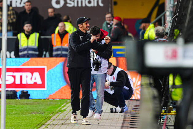 Julian Schuster (SC Freiburg, Trainer) jubelt mit den Fans GER, FC St. Pauli vs. SC Freiburg, Fussball, 1. Bundesliga, Spieltag 27, Saison 2025 2026, 22.03.2026 DFL REGULATIONS PROHIBIT ANY USE OF PHOTOGRAPHS AS IMAGE SEQUENCES AND OR QUASI-VIDEO GER, FC St. Pauli vs. SC Freiburg, Fussball, 1. Bundesliga, Spieltag 27, Saison 2025 2026, 22.03.2026 Hamburg Copyright: xEibner-Pressefoto MarcelxvonxFehrnx EP_MFN