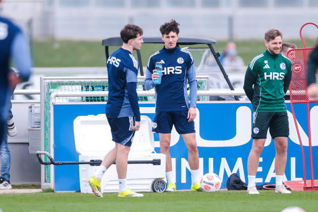24.03.2026, Fussball, Training des FC Schalke 04. v. l. Vitalie Becker (FC Schalke 04), Max Hauswirth (FC Schalke 04) trinken. Gelsenkirchen Trainingsgelände FC Schalke 04 NRW Deutschland xRHR-FOTO YYx Copyright: RHR-FOTOx RHR-FOTO YY