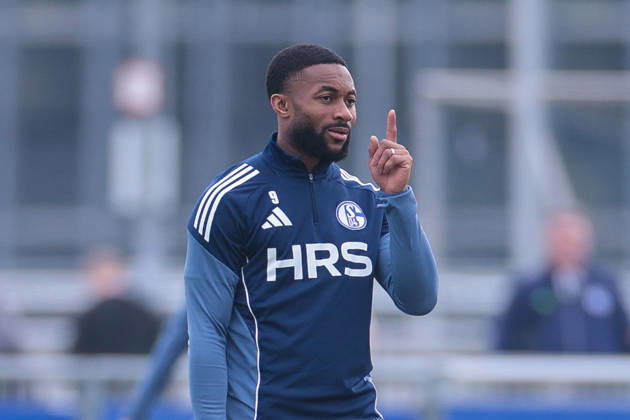 24.03.2026, Fussball, Training des FC Schalke 04. Moussa Sylla (FC Schalke 04) hebt den Finger. Gelsenkirchen Trainingsgelände FC Schalke 04 NRW Deutschland xRHR-FOTO YYx Copyright: RHR-FOTOx RHR-FOTO YY