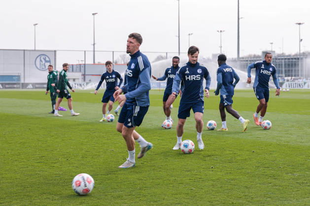 24.03.2026, Fussball, Training des FC Schalke 04. v. l. Vitalie Becker (FC Schalke 04), Janik Bachmann (FC Schalke 04), Moussa Sylla (FC Schalke 04), Adrian Gantenbein (FC Schalke 04), Zaid Tchibara (FC Schalke 04), Anton Donkor (FC Schalke 04). Gelsenkirchen Trainingsgelände FC Schalke 04 NRW Deutschland xRHR-FOTO YYx Copyright: RHR-FOTOx RHR-FOTO YY