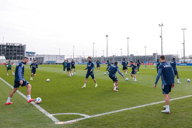24.03.2026, Fussball, Training des FC Schalke 04. Die Spieler des S04 spielen sich warm. Gelsenkirchen Trainingsgelände FC Schalke 04 NRW Deutschland xRHR-FOTO YYx Copyright: RHR-FOTOx RHR-FOTO YY