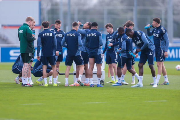 24.03.2026, Fussball, Training des FC Schalke 04. Die Spieler des S04 machen eine Pause und trinken. Gelsenkirchen Trainingsgelände FC Schalke 04 NRW Deutschland xRHR-FOTO YYx Copyright: RHR-FOTOx RHR-FOTO YY