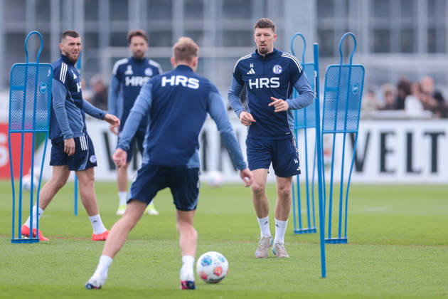 24.03.2026, Fussball, Training des FC Schalke 04. v. l. Hasan Kurucay (FC Schalke 04), Timo Becker (FC Schalke 04), Janik Bachmann (FC Schalke 04). Gelsenkirchen Trainingsgelände FC Schalke 04 NRW Deutschland xRHR-FOTO YYx Copyright: RHR-FOTOx RHR-FOTO YY