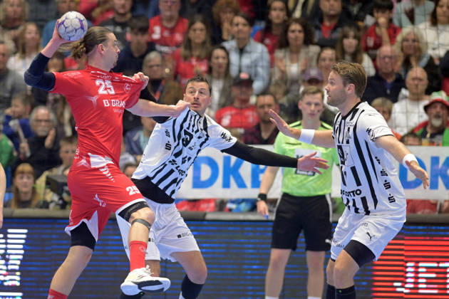 Olle Forsell Schefvert (MT Melsungen 25) beim Wurf; Domagoj Duvnjak (THW Kiel 4), Petter Overby (THW Kiel 11) (R) in der Abwehr , GER, MT Melsungen - THW Kiel, Handball, 1. Bundesliga, 26. Spieltag, Saison 2025 2026, 27.03.2026, GER, MT Melsungen - THW Kiel, Handball, 1. Bundesliga, 26. Spieltag, Saison 2025 2026, 27.03.2026 Kassel Copyright: xEibner-Pressefotox xRolandxSippex EP_RSL