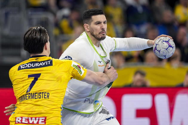 v.li.: Robert Timmermeister (RNL, 7), Stefan Cavor (HSG, 77), Zweikampf, Spielszene, Duell, duel, tackle, tackling, Dynamik, Action, Aktion, 28.03.2026, Mannheim (Deutschland), Handball, Bundesliga, Rhein-Neckar Löwen - HSG Wetzlar
