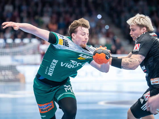 Erik Persson (Frisch Auf Goeppingen, 22) im Zweikampf mit Marek Nissen (HC Erlangen, 06), Frisch Auf Goeppingen vs. HC Erlangen, Handball, 1. Bundesliga, Herren, Spielzeit 2025 2026, 29.03.2026, Frisch Auf Goeppingen vs. HC Erlangen, Handball, 1. Bundesliga, Herren, Spielzeit 2025 2026, 29.03.2026 Goeppingen Copyright: xEibner-Pressefoto MichaelxSchmidx EP_MST