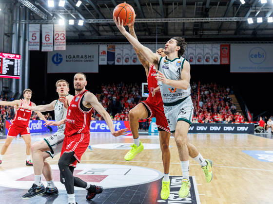 Daniel Keppeler (BMA365 Bamberg Baskets, 31), Austin Crowley (BMA365 Bamberg Baskets, 85), Clay Guillozet (Vet-Concept Gladiators Trier, 04), BMA365 Bamberg Baskets vs. Vet-Concept Gladiators Trier, Basketball, easyCredit BBL, 26. Spieltag, 29.03.2026 BMA365 Bamberg Baskets vs. Vet-Concept Gladiators Trier, Basketball, easyCredit BBL, 26. Spieltag, 29.03.2026 Bamberg Copyright: xEibner-Pressefoto G.xSantemizx EP_EER