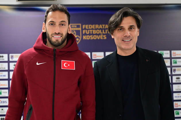 Turkiye hold press conference, PK, Pressekonferenz ahead of Kosovo clash PRISTINA, KOSOVO - MARCH 30: Turkiye head coach Vincenzo Montella (R) and team captain Hakan Calhanoglu (L) speak during a press conference at Fadil Vokrri Stadium ahead of the 2026 FIFA World Cup, WM, Weltmeisterschaft, Fussball European Qualifiers play-off final match against Kosovo, in Pristina, Kosovo, on March 30, 2026. Serhat Cagdas Anadolu Pristina Kosova. Editorial use only. Please get in touch for any other usage. Copyright: x2026xAnadoluxSerhatxCagdasx