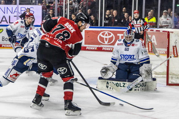 Joacim Eriksson (Schwenninger Wild Wings, 60) vs Dominik Bokk (Koelner Haie, 78) Koelner Haie vs. Schwenninger Wild Wings, Eishockey, Penny DEL, Playoffs, Viertelfinale, Spiel 4, 2025 2026, 31.03.2026 Koelner Haie (KEC) vs. Schwenninger Wild Wings, Eishockey, Penny DEL, Playoffs, Viertelfinale, Spiel 4, 2025 2026, 31.03.2026 Koeln Copyright: xEibner-Pressefoto GerhardxWingenx EP_GWR