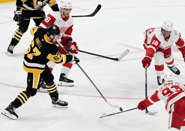 Pittsburgh Penguins right wing Rickard Rakell (67) shoots pass Detroit Red Wings center Andrew Copp (18) and Detroit Red Wings Alex Debrincat and scores during the first period at PPG Paints Arena in Pittsburgh on Tuesday, March 31, 2026. PIT2026033101 ARCHIExCARPENTER