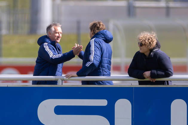 01.04.2026, Fussball, Training des FC Schalke 04. v. l. Sportvorstand Frank Baumann (FC Schalke 04), Direktor Profifussball Youri Mulder (FC Schalke 04), Finn Mulder. Gelsenkirchen Trainingsgelände FC Schalke 04 NRW Deutschland xRHR-FOTO YYx Copyright: RHR-FOTOx RHR-FOTO YY