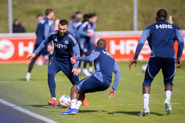 01.04.2026, Fussball, Training des FC Schalke 04. v. l. Hasan Kurucay (FC Schalke 04), Christopher Antwi-Adjei (FC Schalke 04). Gelsenkirchen Trainingsgelände FC Schalke 04 NRW Deutschland xRHR-FOTO YYx Copyright: RHR-FOTOx RHR-FOTO YY