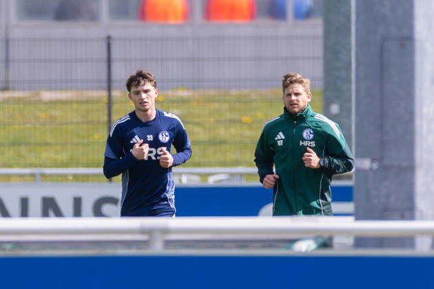 01.04.2026, Fussball, Training des FC Schalke 04. v. l. Vitalie Becker (FC Schalke 04), Reha-Trainer Marc Thum (FC Schalke 04). Gelsenkirchen Trainingsgelände FC Schalke 04 NRW Deutschland xRHR-FOTO YYx Copyright: RHR-FOTOx RHR-FOTO YY