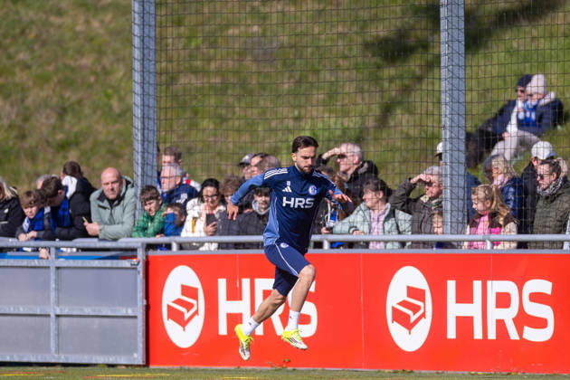 01.04.2026, Fussball, Training des FC Schalke 04. Kenan Karaman (FC Schalke 04) sprintet vor den Fans. Gelsenkirchen Trainingsgelände FC Schalke 04 NRW Deutschland xRHR-FOTO YYx Copyright: RHR-FOTOx RHR-FOTO YY