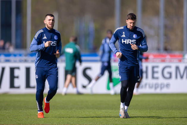 01.04.2026, Fussball, Training des FC Schalke 04. v. l. Hasan Kurucay (FC Schalke 04), Janik Bachmann (FC Schalke 04). Gelsenkirchen Trainingsgelände FC Schalke 04 NRW Deutschland xRHR-FOTO YYx Copyright: RHR-FOTOx RHR-FOTO YY